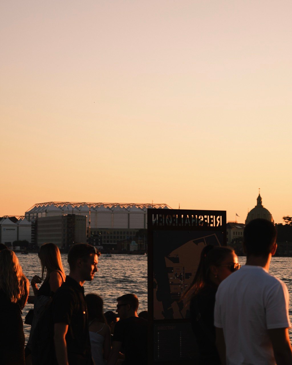 Photo of a couple at Reffen in Copenhagen on a summer evening