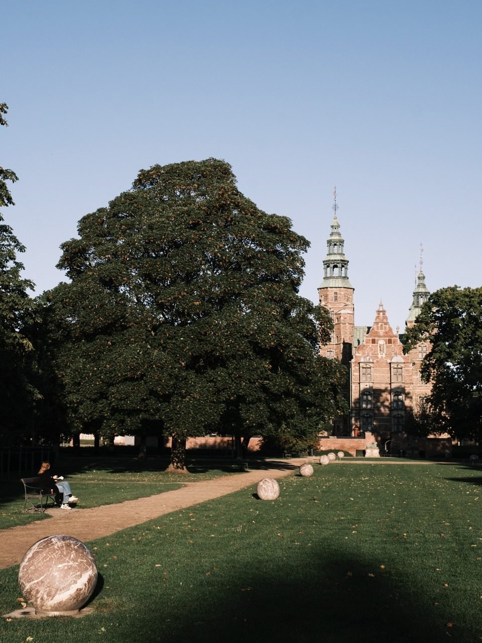 A photo of Rosenborg Castle in the early morning
